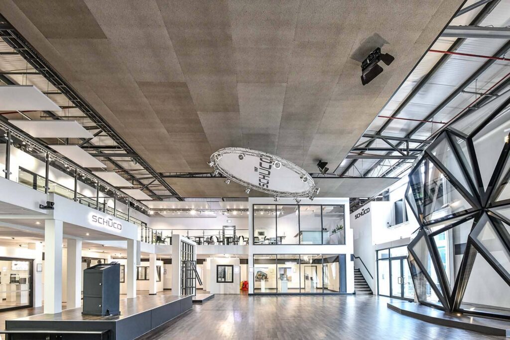 Akoestiek in showroom en kantoor Schüco door OWA plafondoplossingen - akoestiek verbeteren - akoestische plafonds