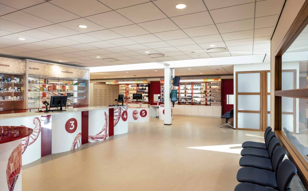 Deze apotheek draagt zorg voor akoestiek - akoestisch plafond OWA Sinfonia Premium zorgt hier voor prettige akoestiek.